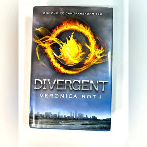 Divergent -  Veronica Roth - Hardcover Book 📖